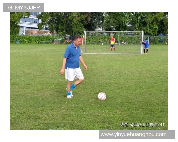 足球场上散步的球星们他们的悠闲步伐与背后故事